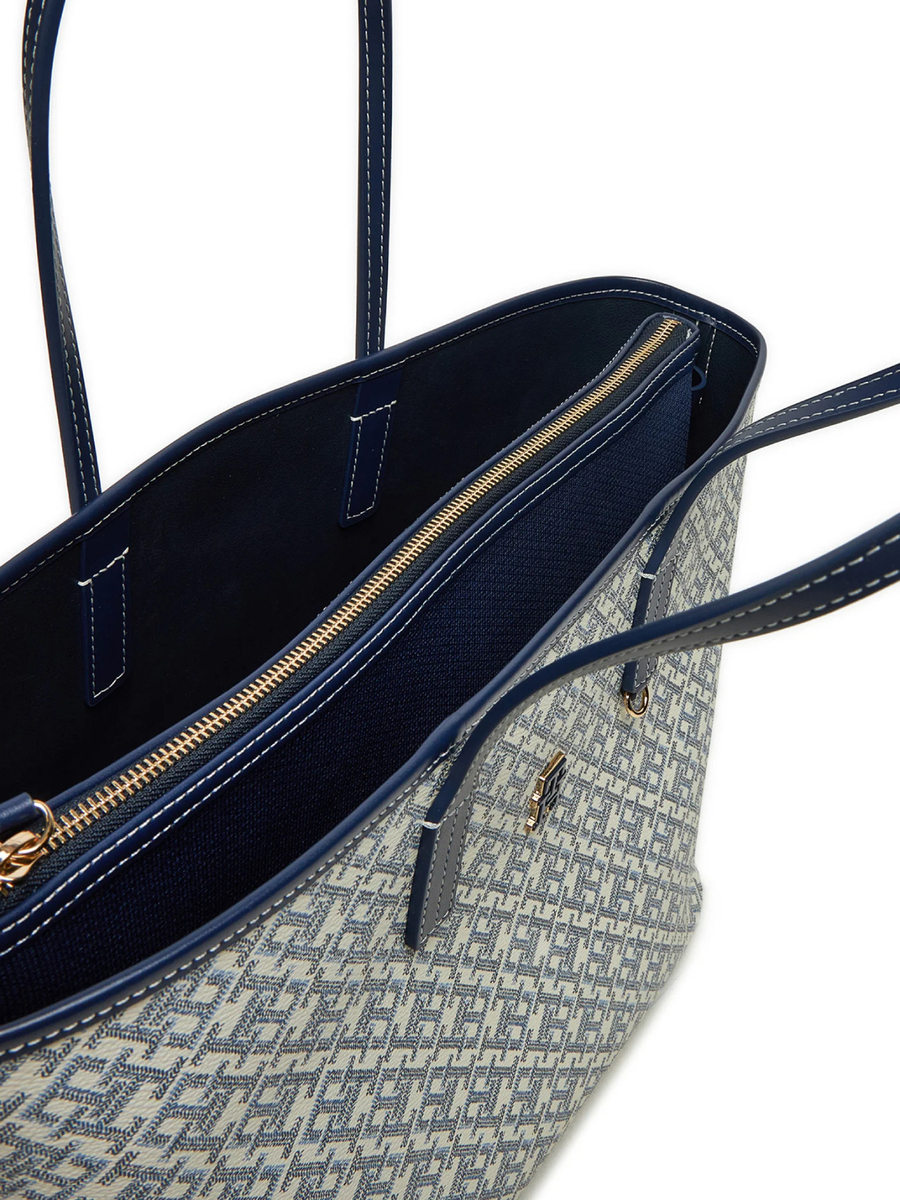 detail Tommy Hilfiger dámska modrá kabelka