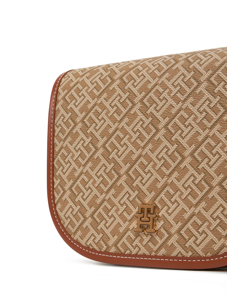 detail Tommy Hilfiger dámska hnedá kabelka