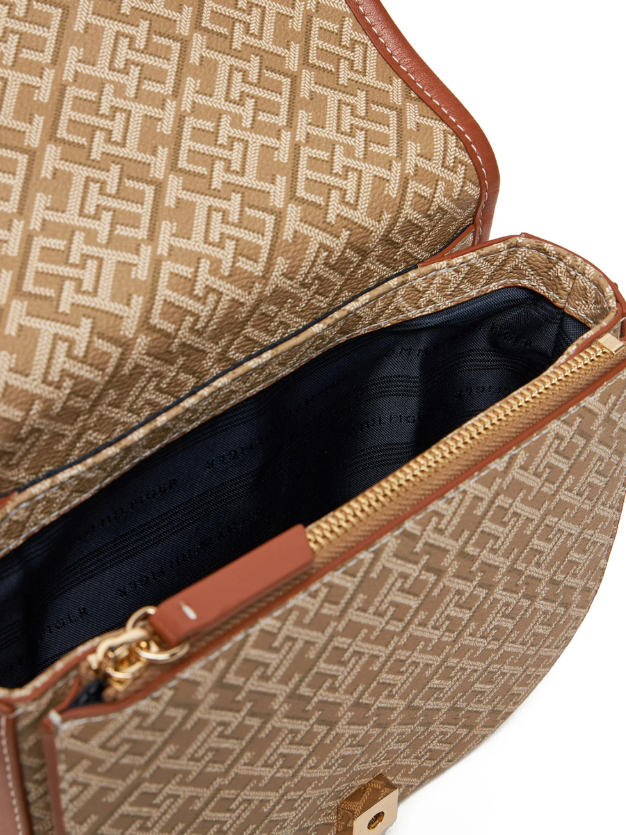 detail Tommy Hilfiger dámska hnedá kabelka