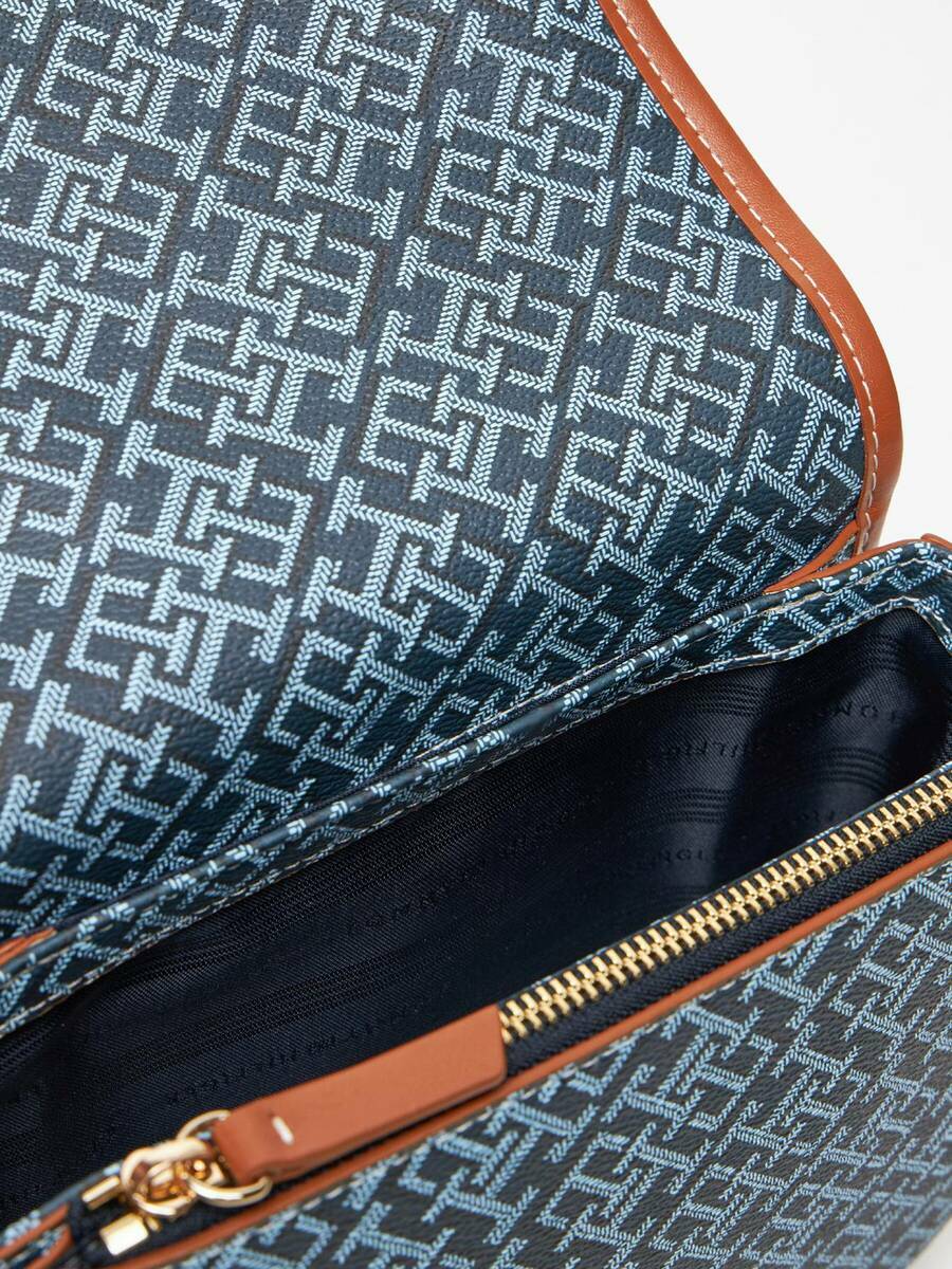 detail Tommy Hilfiger dámska modrá kabelka