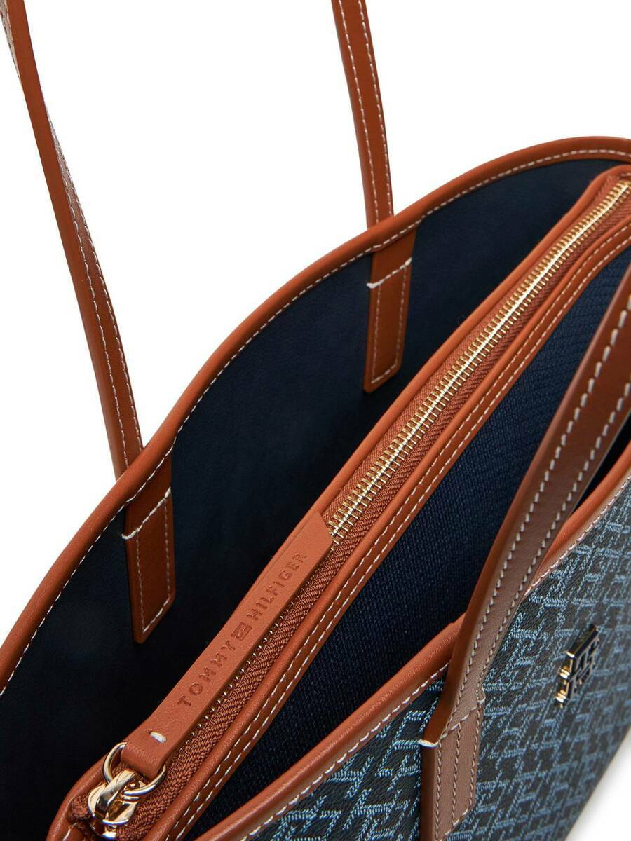 detail Tommy Hilfiger dámska modrá kabelka