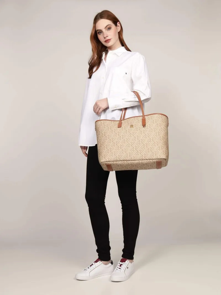 detail Tommy Hilfiger dámska hnedá kabelka Tote