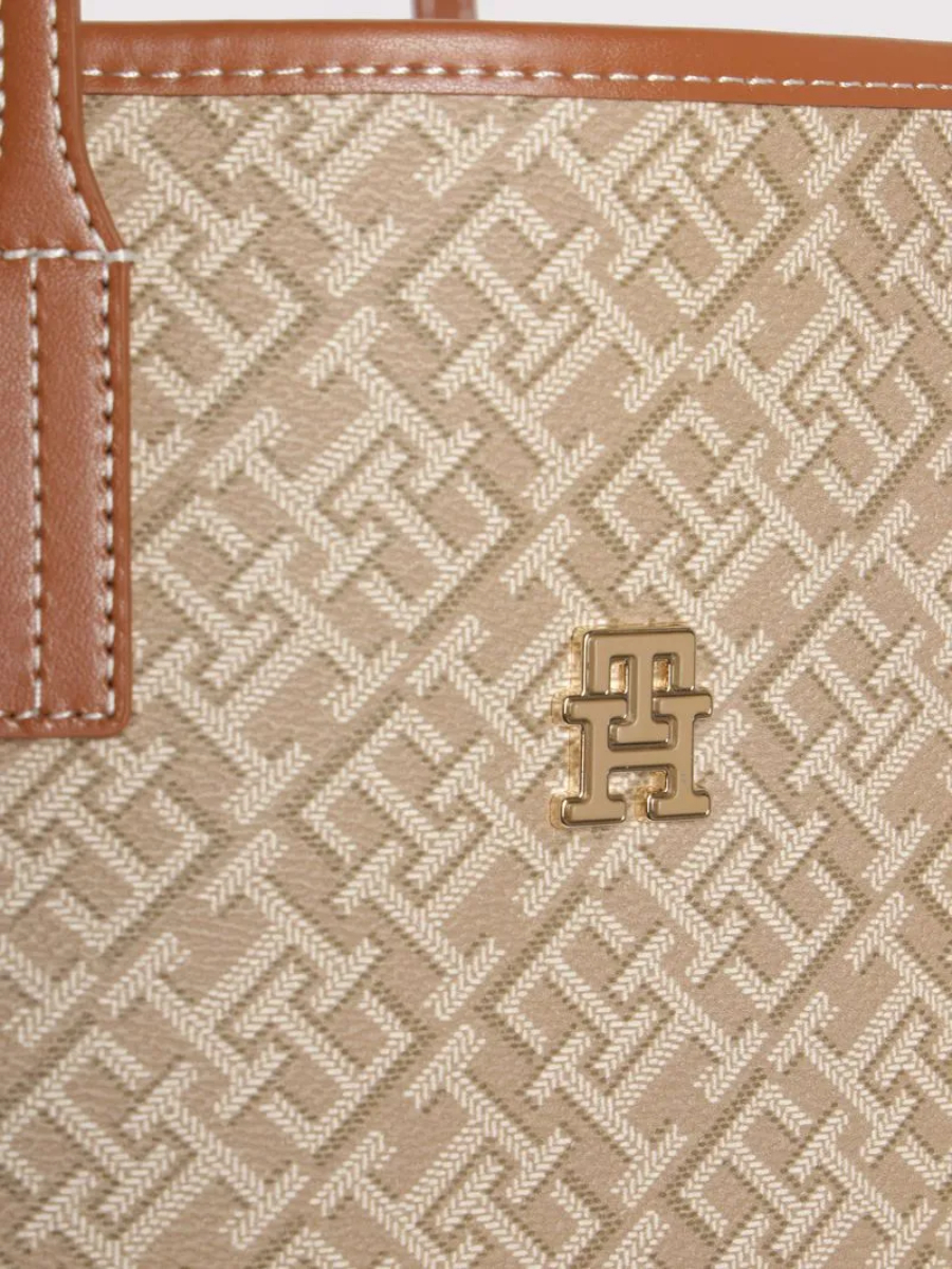 detail Tommy Hilfiger dámska hnedá kabelka Tote