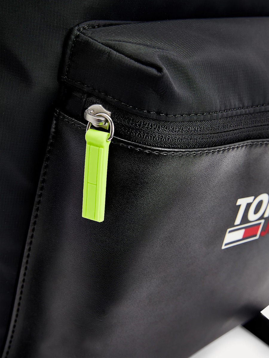 detail Tommy Jeans pánsky čierny batoh Campus