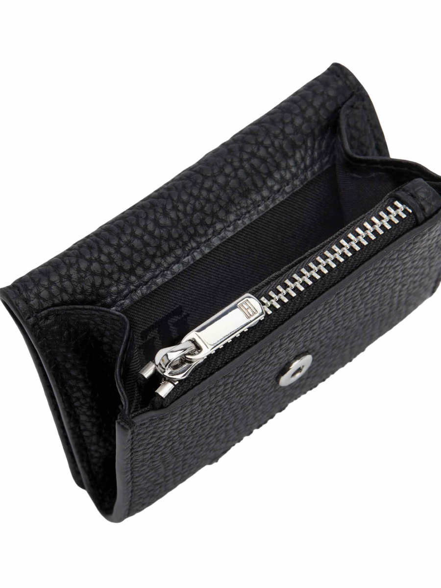 detail Tommy Hilfiger dámska čierna peňaženka