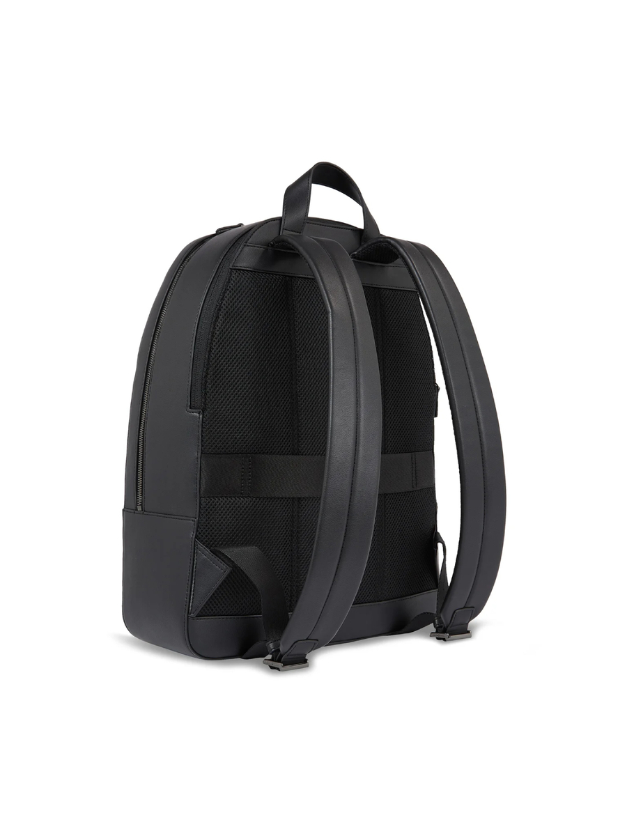 detail Tommy Hilfiger pánsky čierny batoh