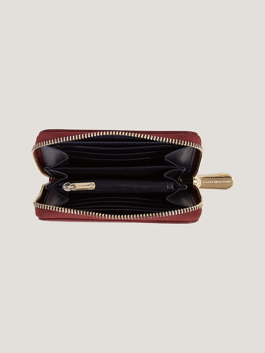 detail Tommy Hilfiger dámska vínová peňaženka Poppy