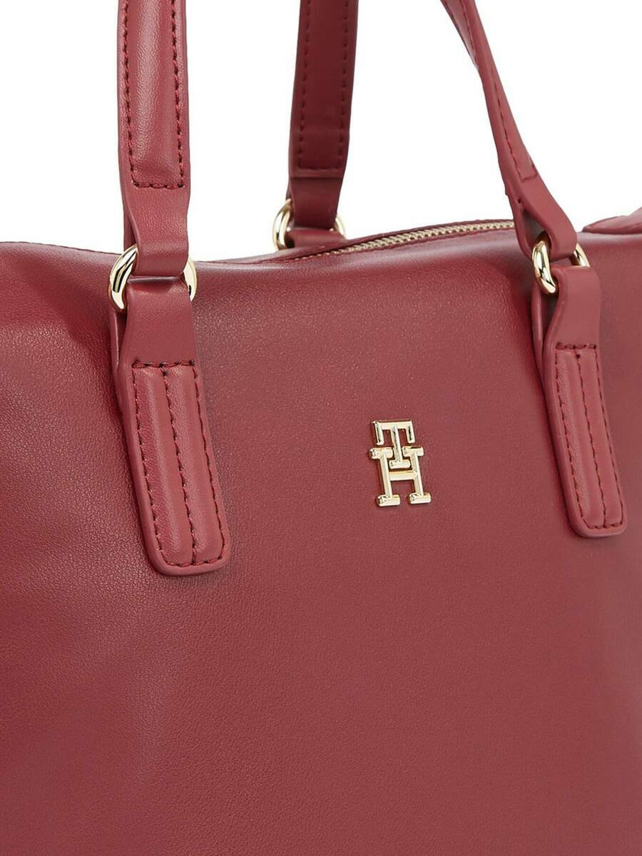 detail Tommy Hilfiger dámska vínová kabelka Poppy