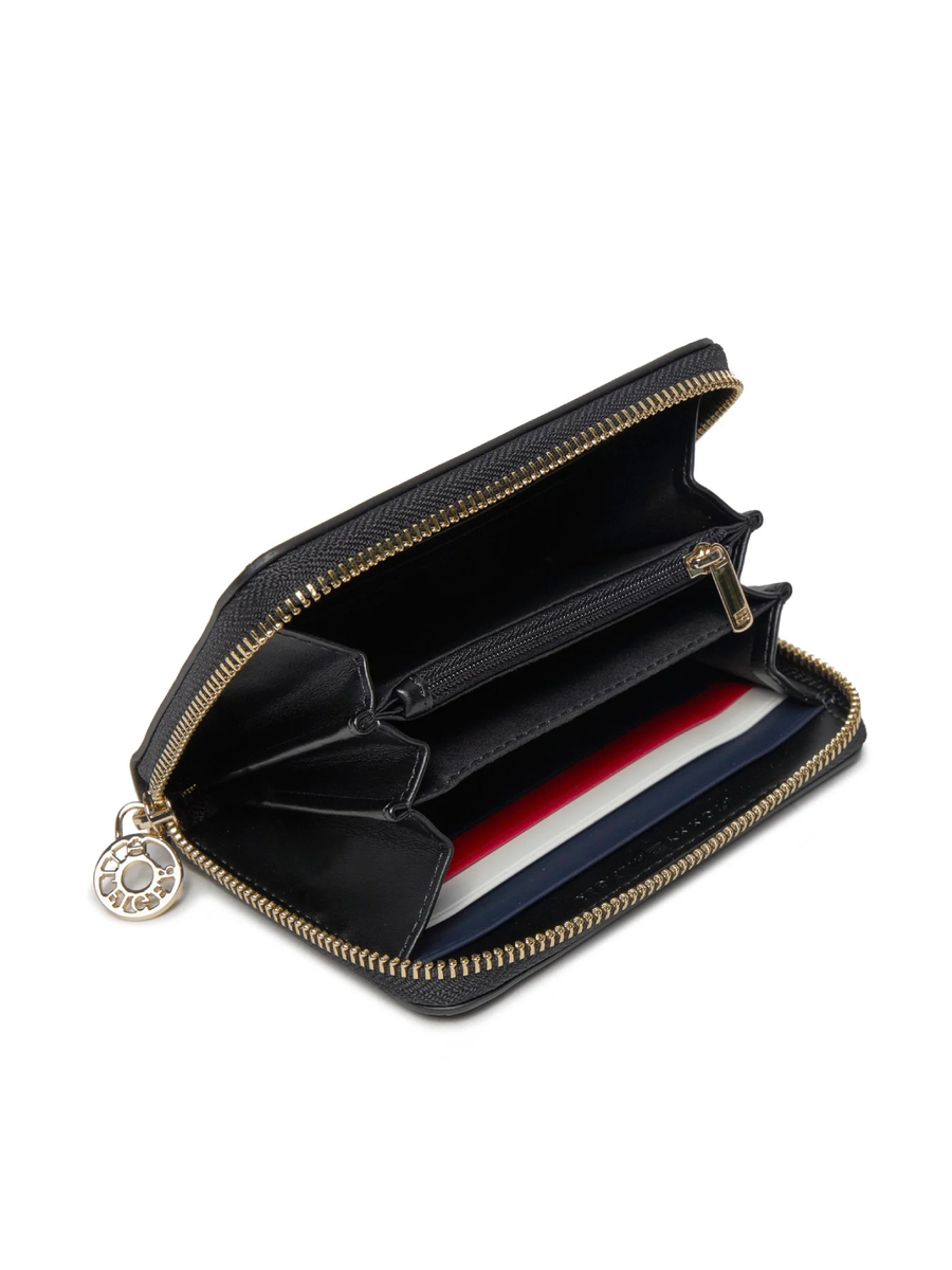 detail Tommy Hilfiger dámska čierna peňaženka