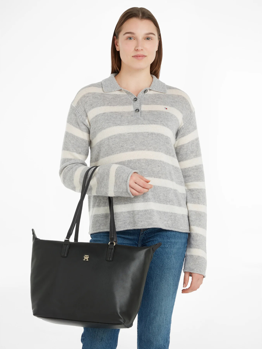 detail Tommy Hilfiger dámska čierna kabelka Poppy