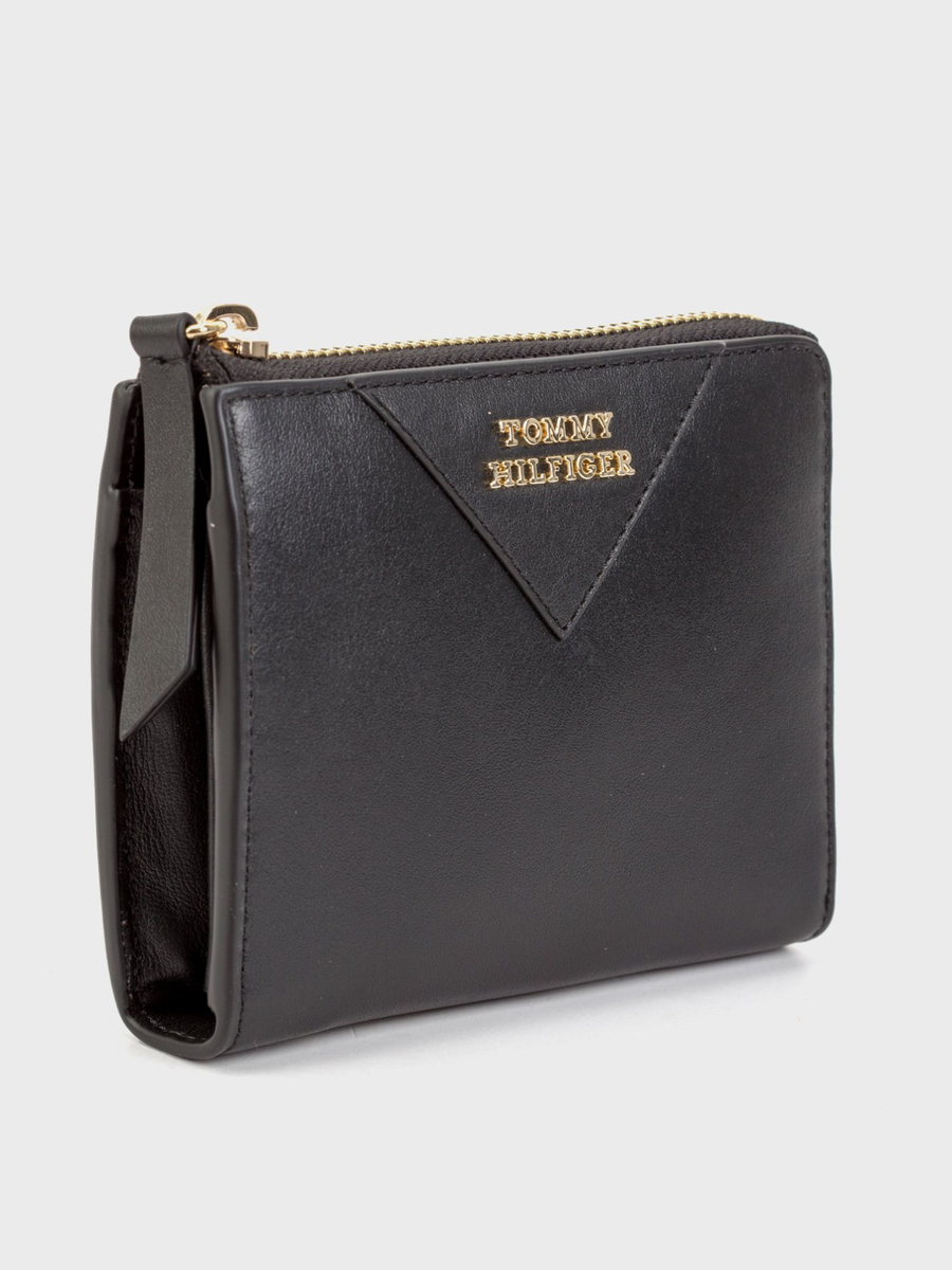 detail Tommy Hilfiger dámska čierna peňaženka 