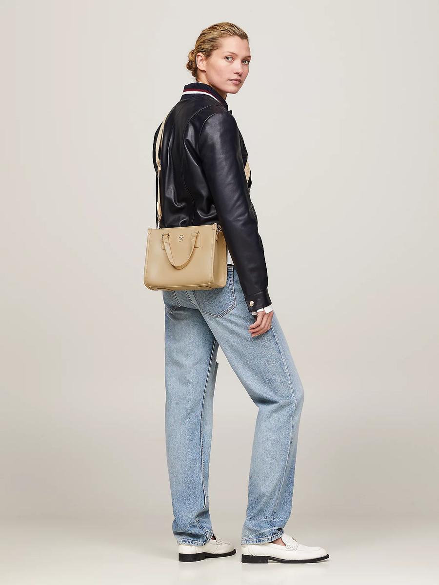 detail Tommy Hilfiger dámska béžová kabelka