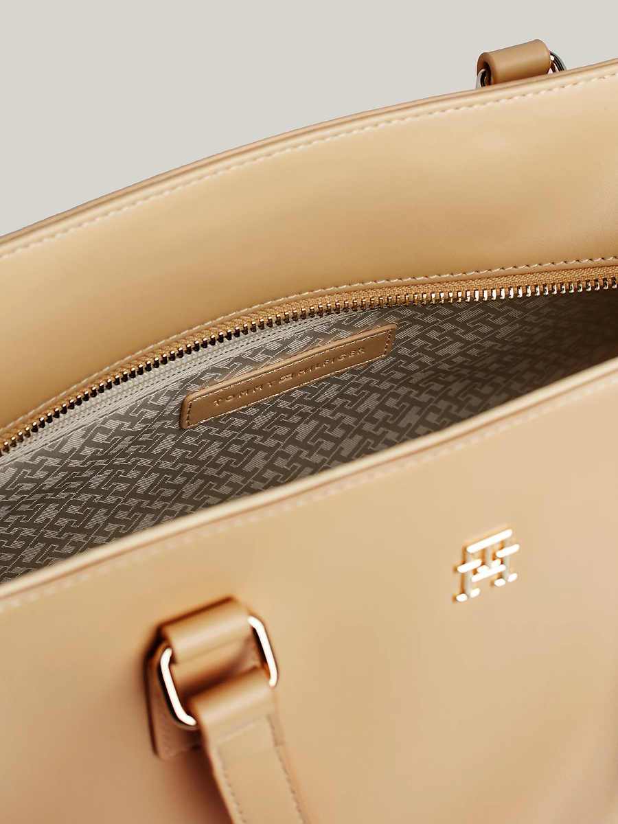 detail Tommy Hilfiger dámska béžová kabelka