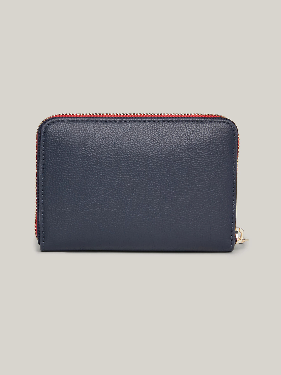 detail Tommy Hilfiger dámska tmavo modrá peňaženka Essential