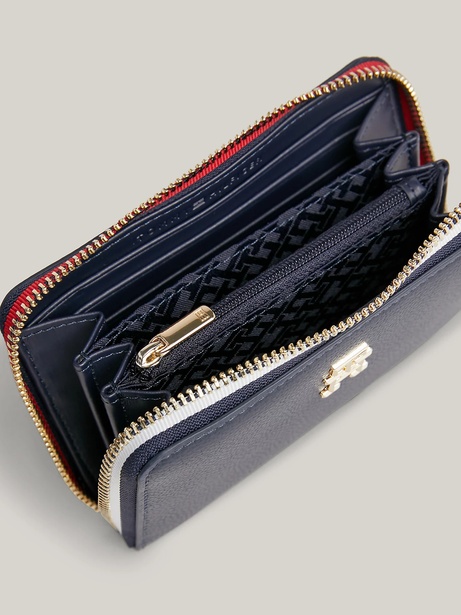 detail Tommy Hilfiger dámska tmavo modrá peňaženka Essential
