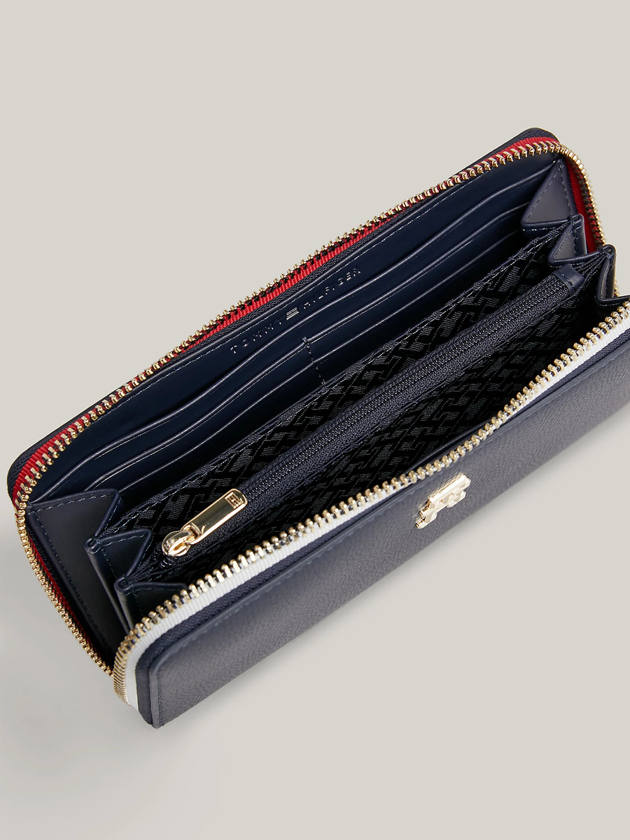 detail Tommy Hilfiger dámska modrá peňaženka Essential 