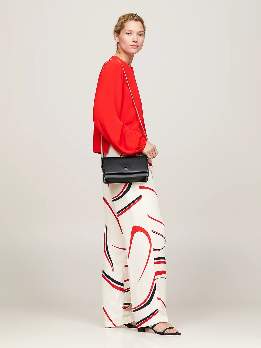detail Tommy Hilfiger dámska čierna crossbody kabelka
