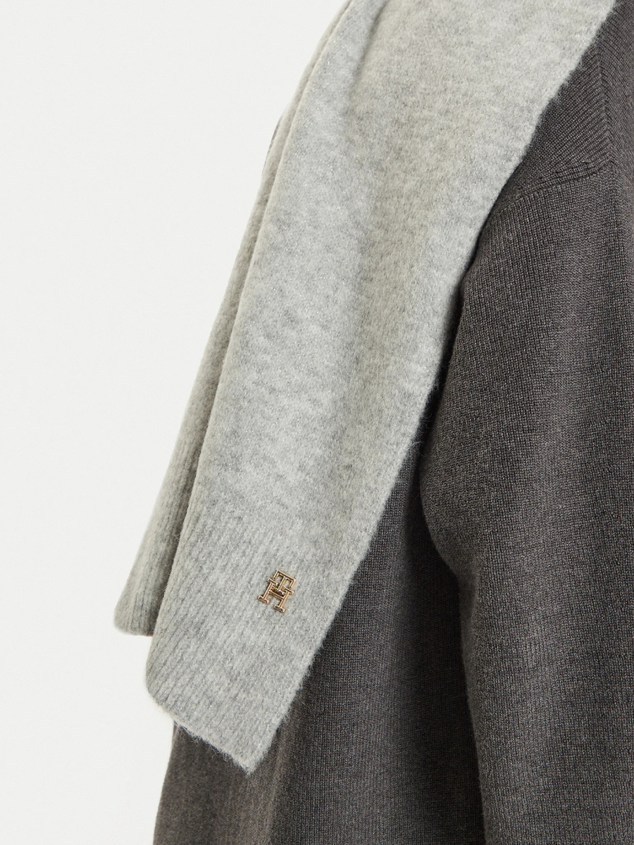 detail Tommy Hilfiger dámsky šedý šál