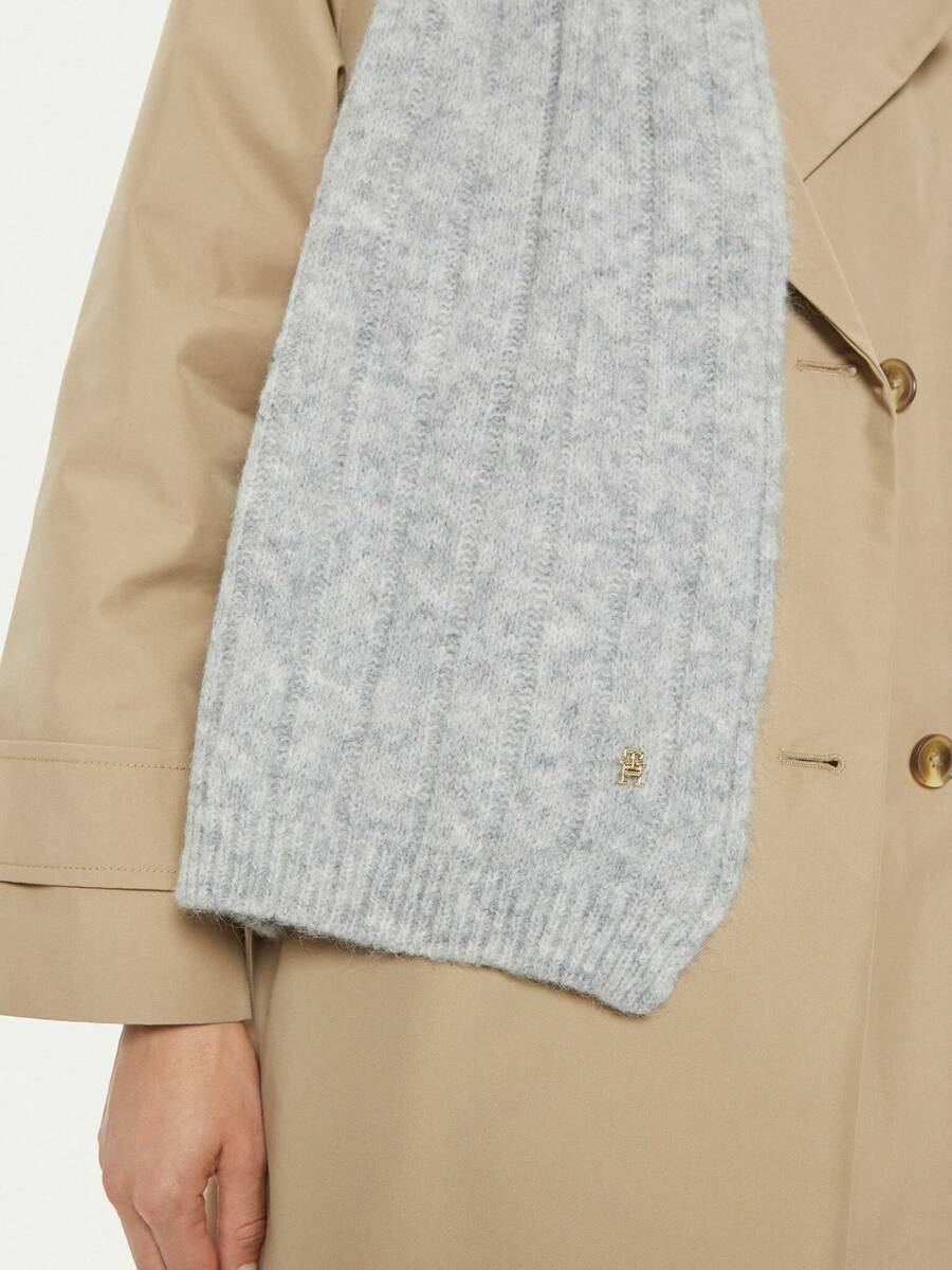 detail Tommy Hilfiger dámsky šedý šál