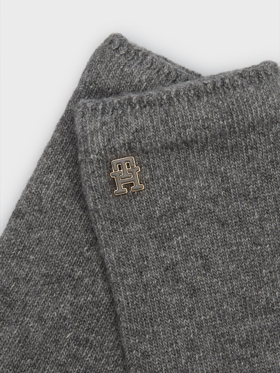 detail Tommy Hilfiger dámske šedé rukavice