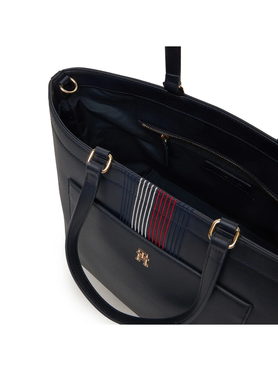 detail Tommy Hilfiger dámska tmavo modrá kabelka