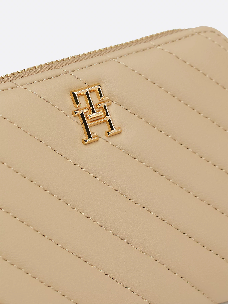 detail Tommy Hilfiger dámska béžová peňaženka