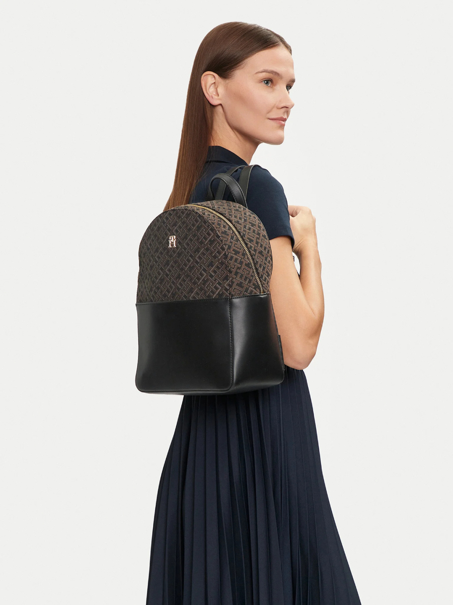 detail Tommy Hilfiger dámsky čierny batoh