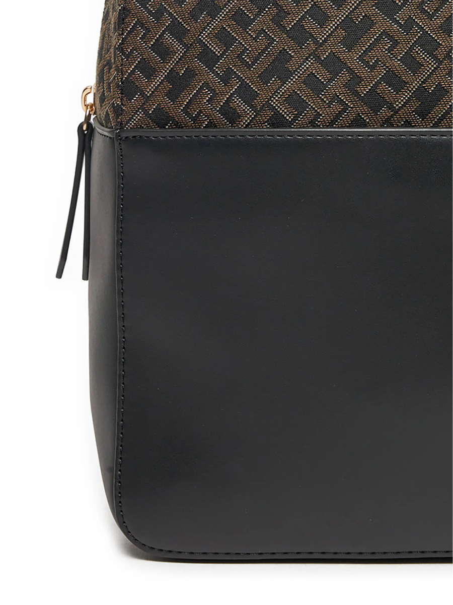 detail Tommy Hilfiger dámsky čierny batoh