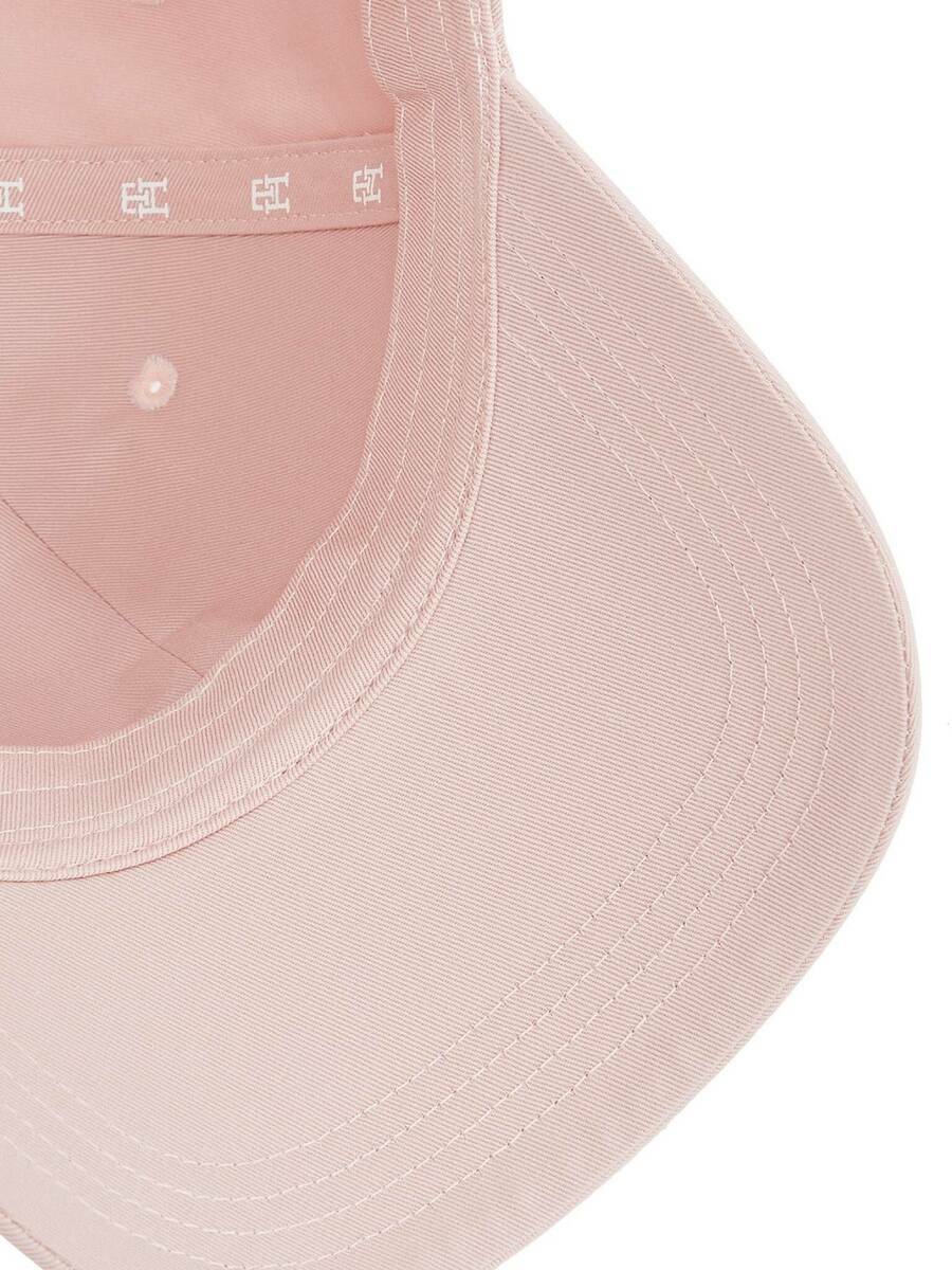 detail Tommy Hilfiger dámska ružová šiltovka
