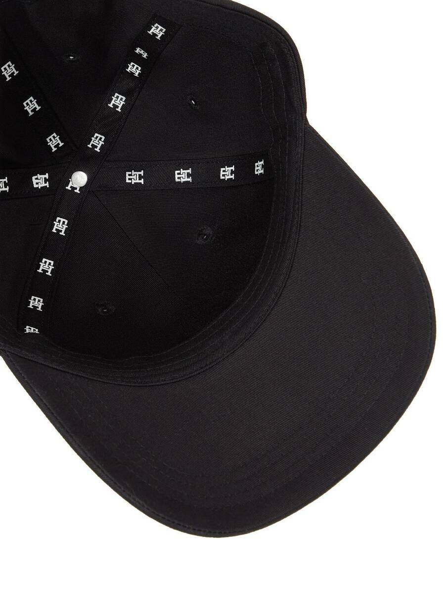 detail Tommy Hilfiger dámska čierna šiltovka