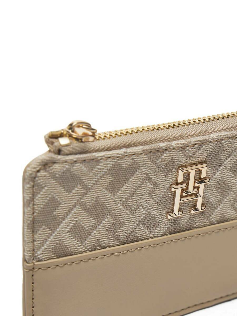 detail Tommy Hilfiger dámska béžová peňaženka na karty