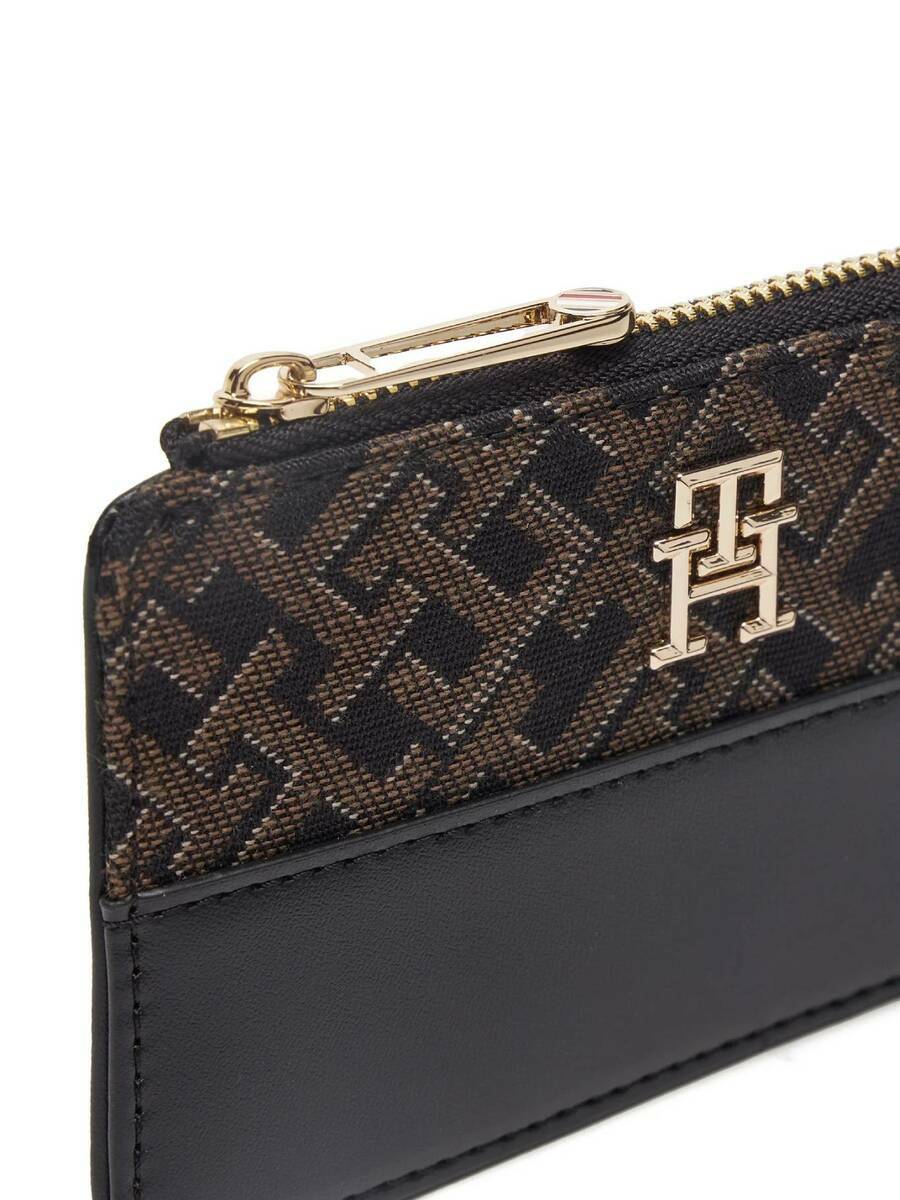 detail Tommy Hilfiger dámska čierna peňaženka na karty