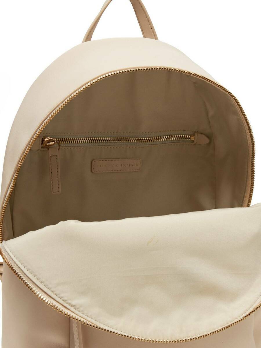 detail Tommy Hilfiger dámsky krémový batoh