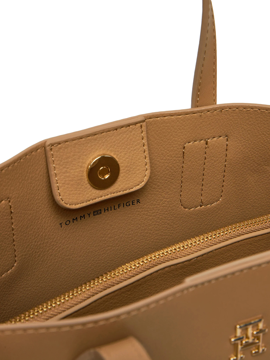 detail Tommy Hilfiger dámska hnedá kabelka 