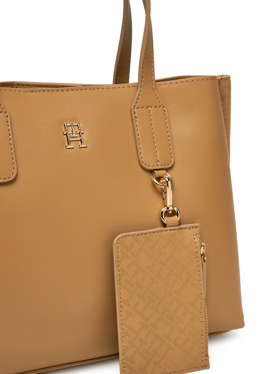 detail Tommy Hilfiger dámska hnedá kabelka 