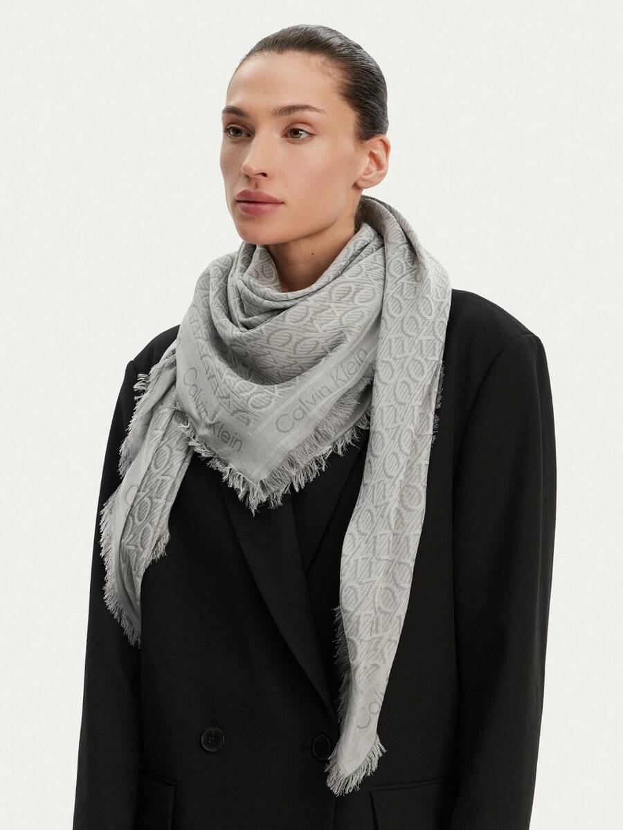 detail Calvin Klein dámska šedá šatka