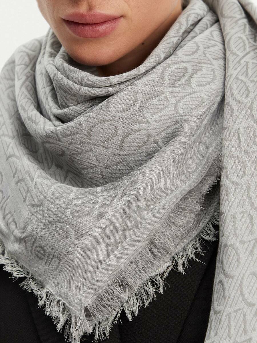 detail Calvin Klein dámska šedá šatka