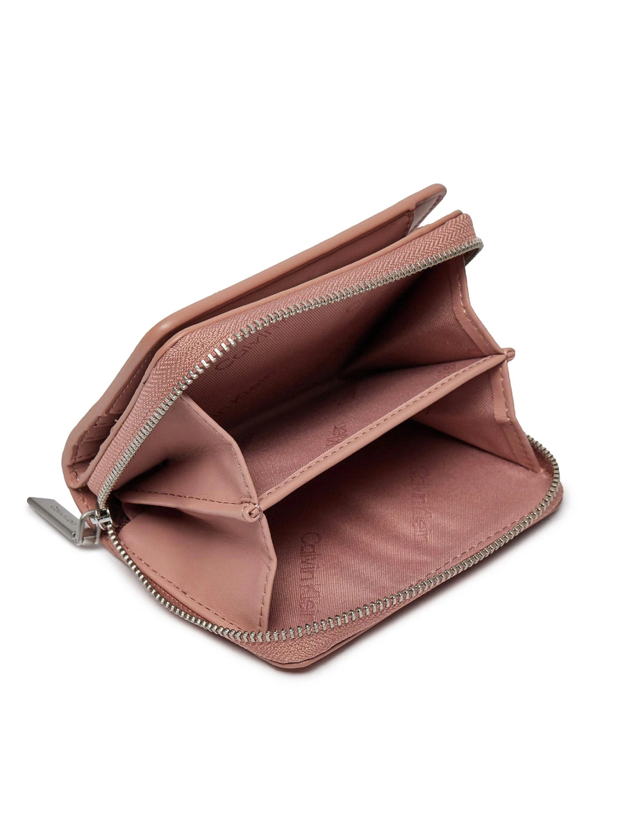 detail Calvin Klein dámska ružová peňaženka