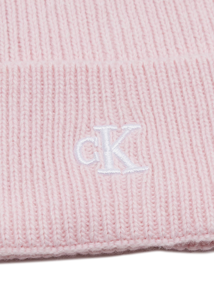 detail Calvin Klein dámska ružová čiapka