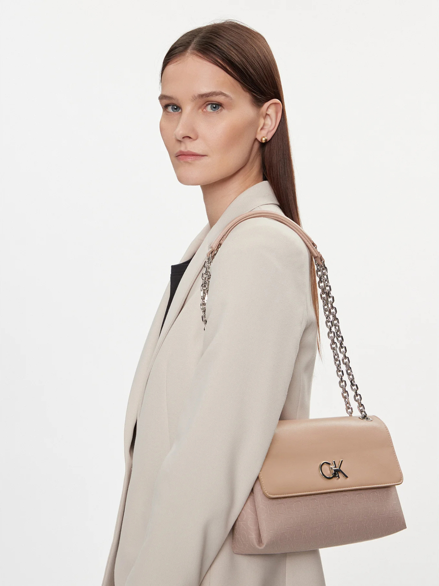 detail Calvin Klein dámska ružová kabelka