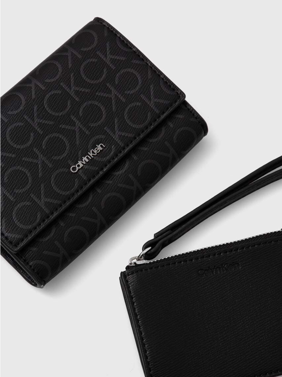 detail Calvin Klein dámska čierna peňaženka