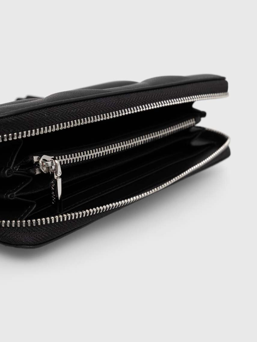 detail Calvin Klein dámska čierna peňaženka