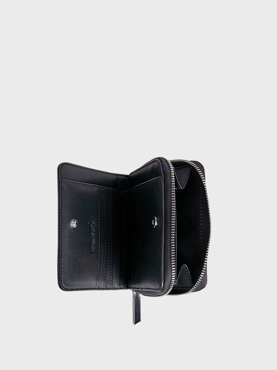 detail Calvin Klein dámska čierna peňaženka malá