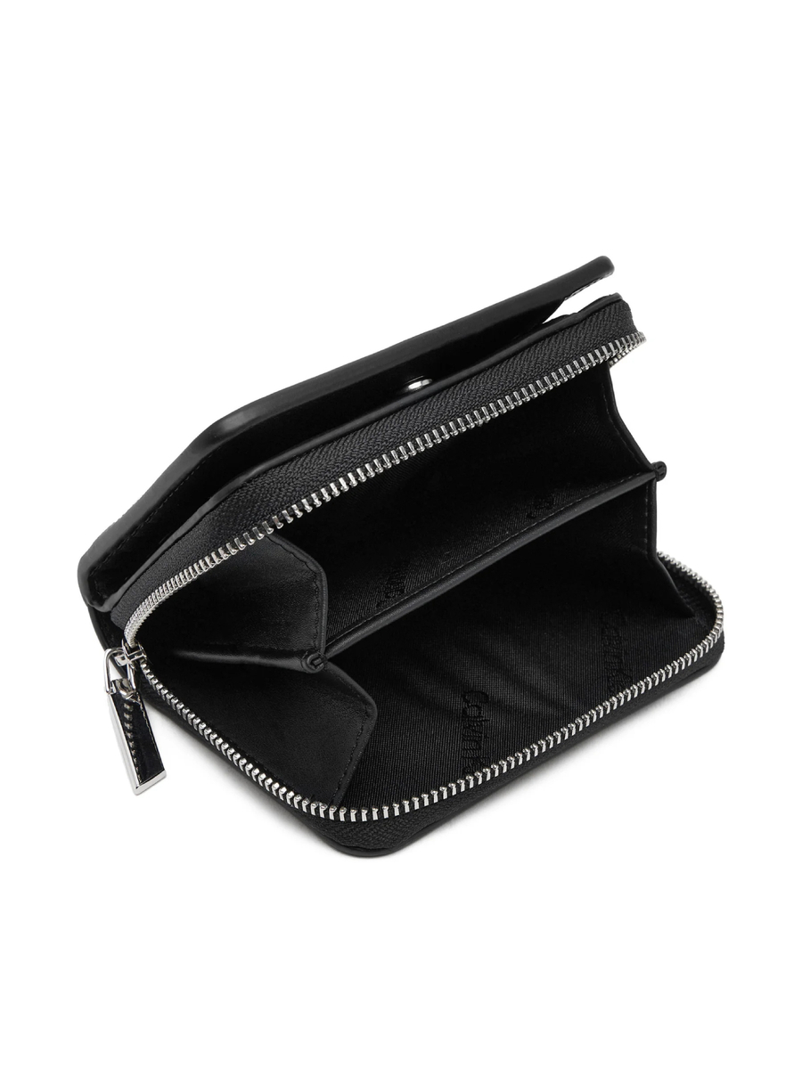 detail Calvin Klein dámska čierna peňaženka
