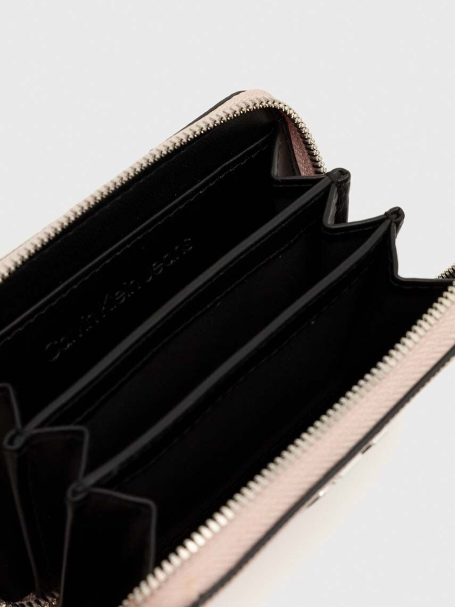detail Calvin Klein dámska ružová peňaženka