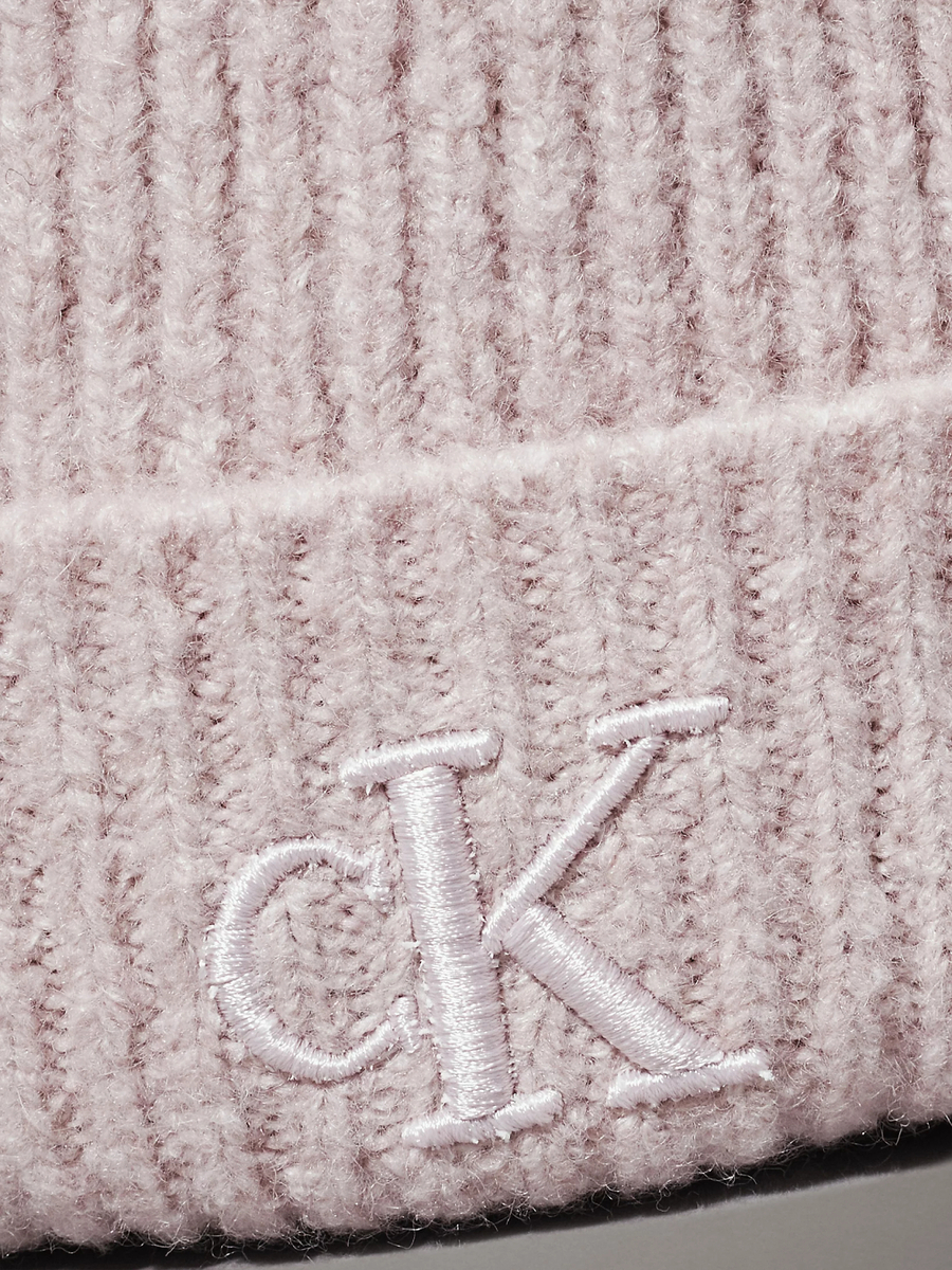 detail Calvin Klein dámska ružová čiapka