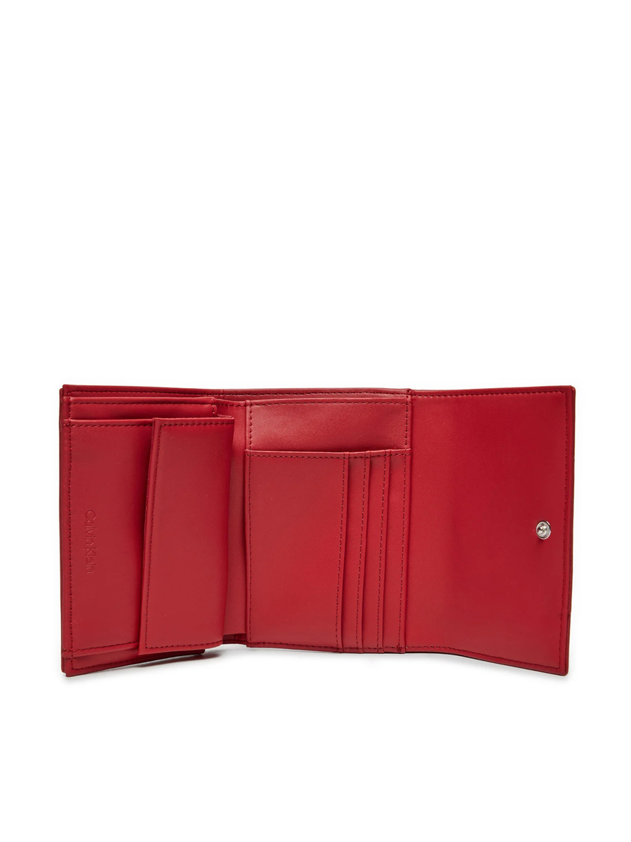 detail Calvin Klein dámska červená peňaženka
