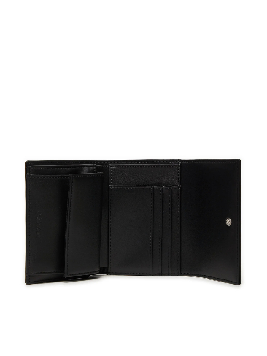 detail Calvin Klein dámska čierna peňaženka