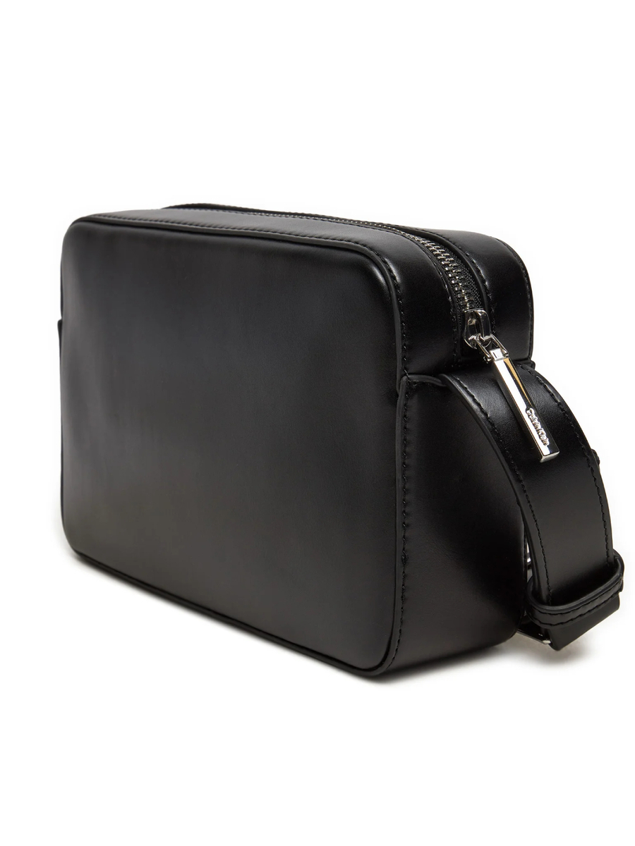 detail Calvin Klein dámske čierne crossbody