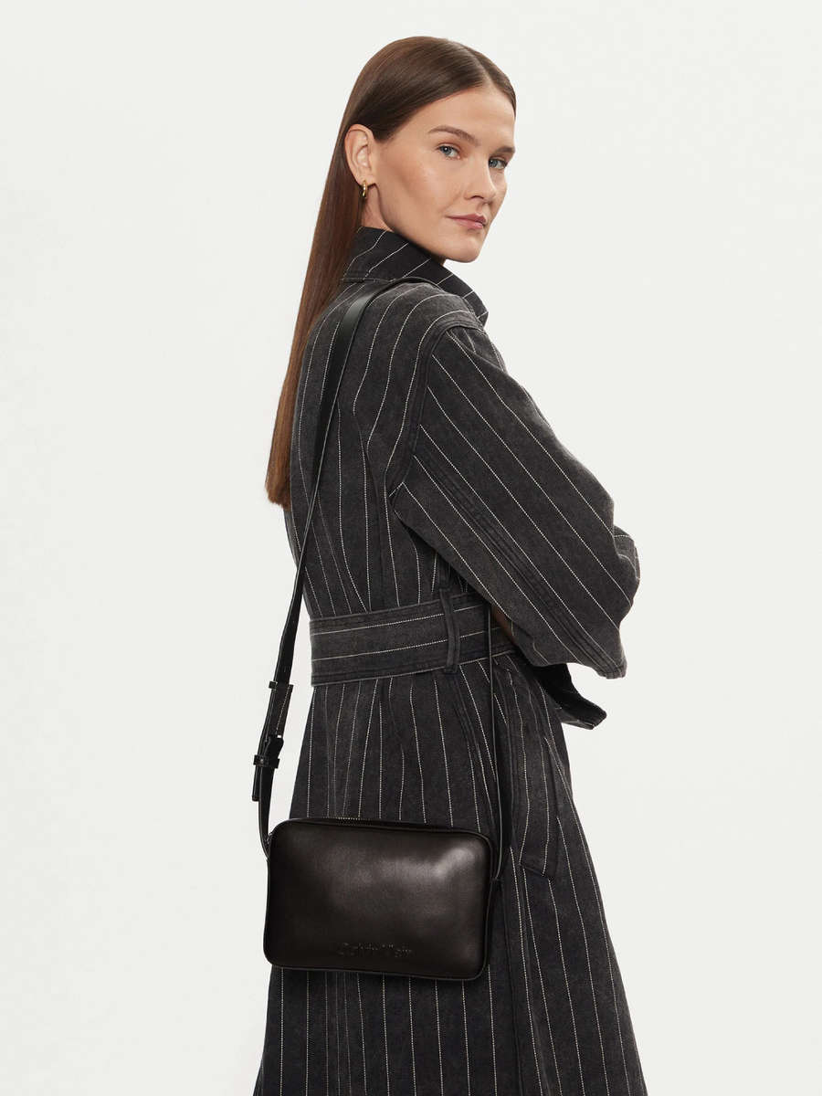 detail Calvin Klein dámske čierne crossbody